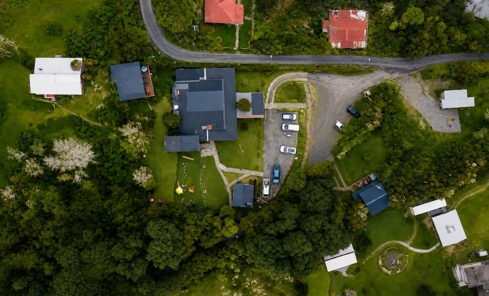 Vista aérea del complejo Refugio del Vilcún, con el restaurante, las cabañas y el entorno boscoso
